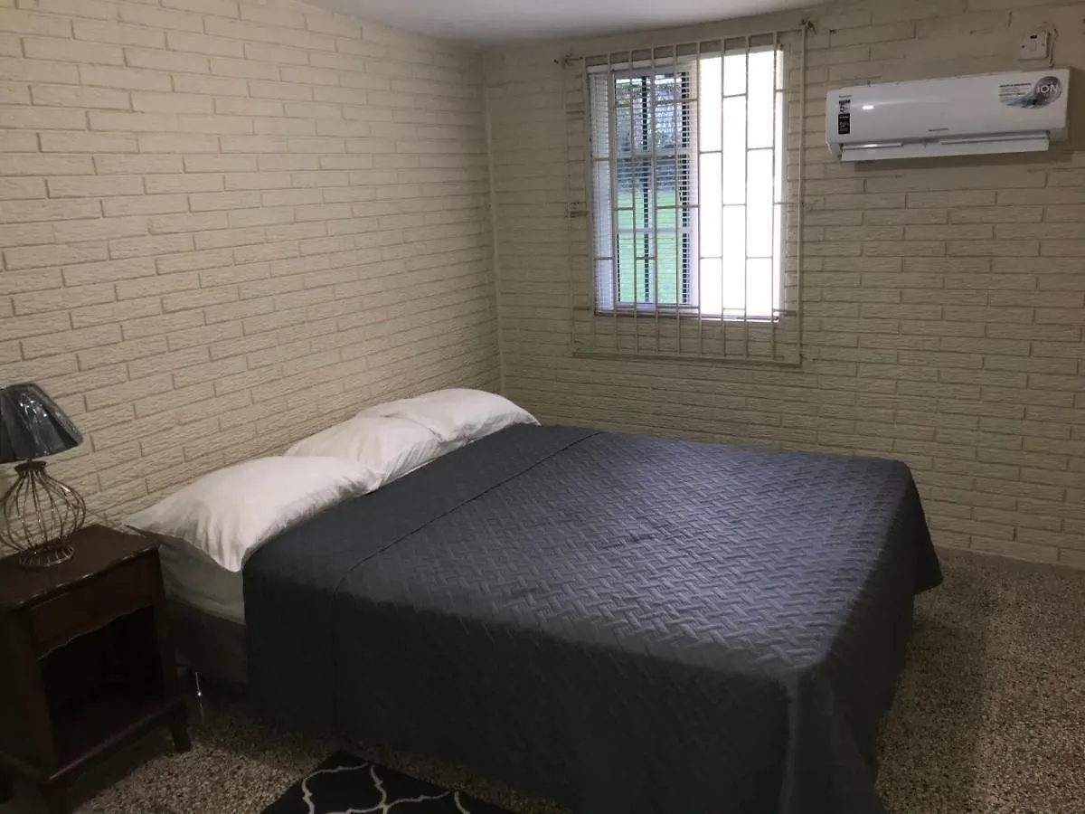 Saltaire Bungalow Rose Hall 10 Mins Hike To Beach Montego Bay Casa de Férias