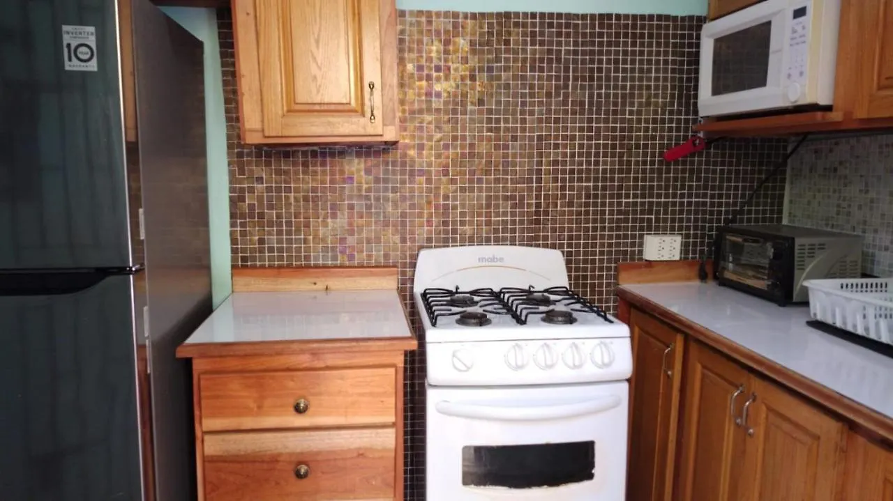 Casa de Férias Saltaire Bungalow Rose Hall 10 Mins Hike To Beach Montego Bay