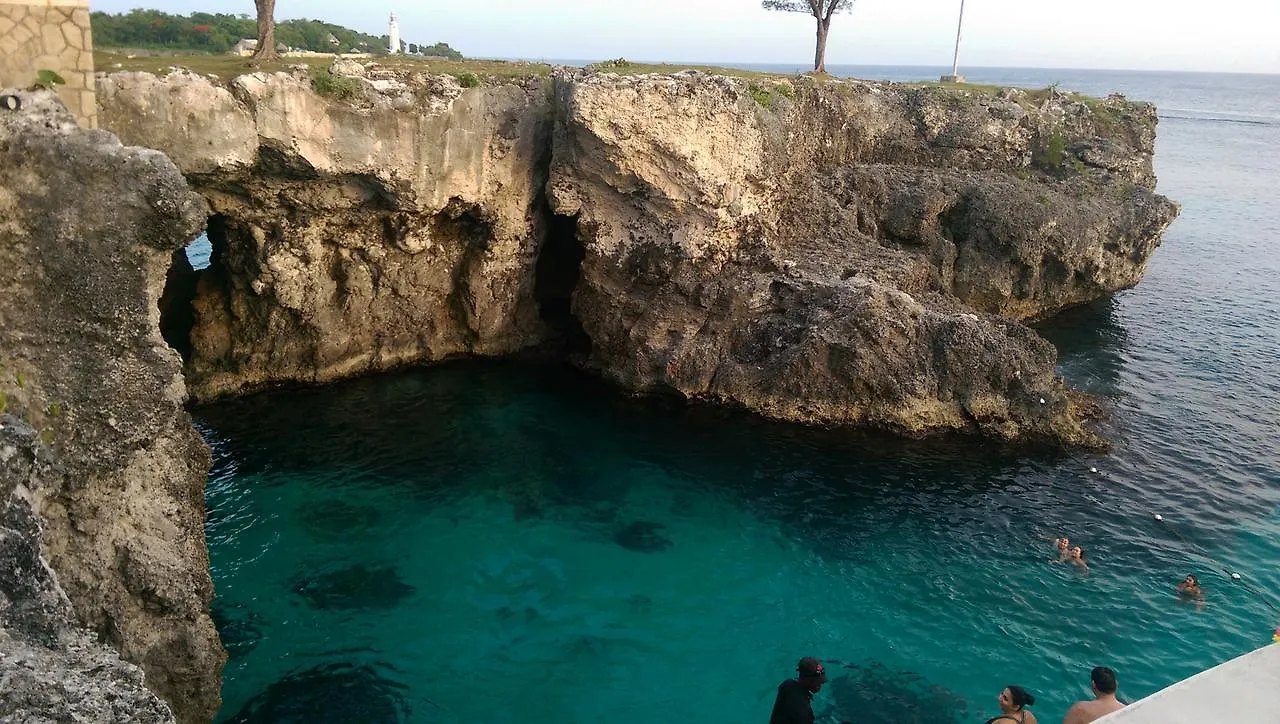 Casa de Férias Saltaire Bungalow Rose Hall 10 Mins Hike To Beach Montego Bay