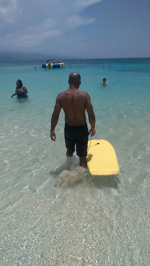 Dom wakacyjny Saltaire Bungalow Rose Hall 10 Mins Hike To Beach Montego Bay