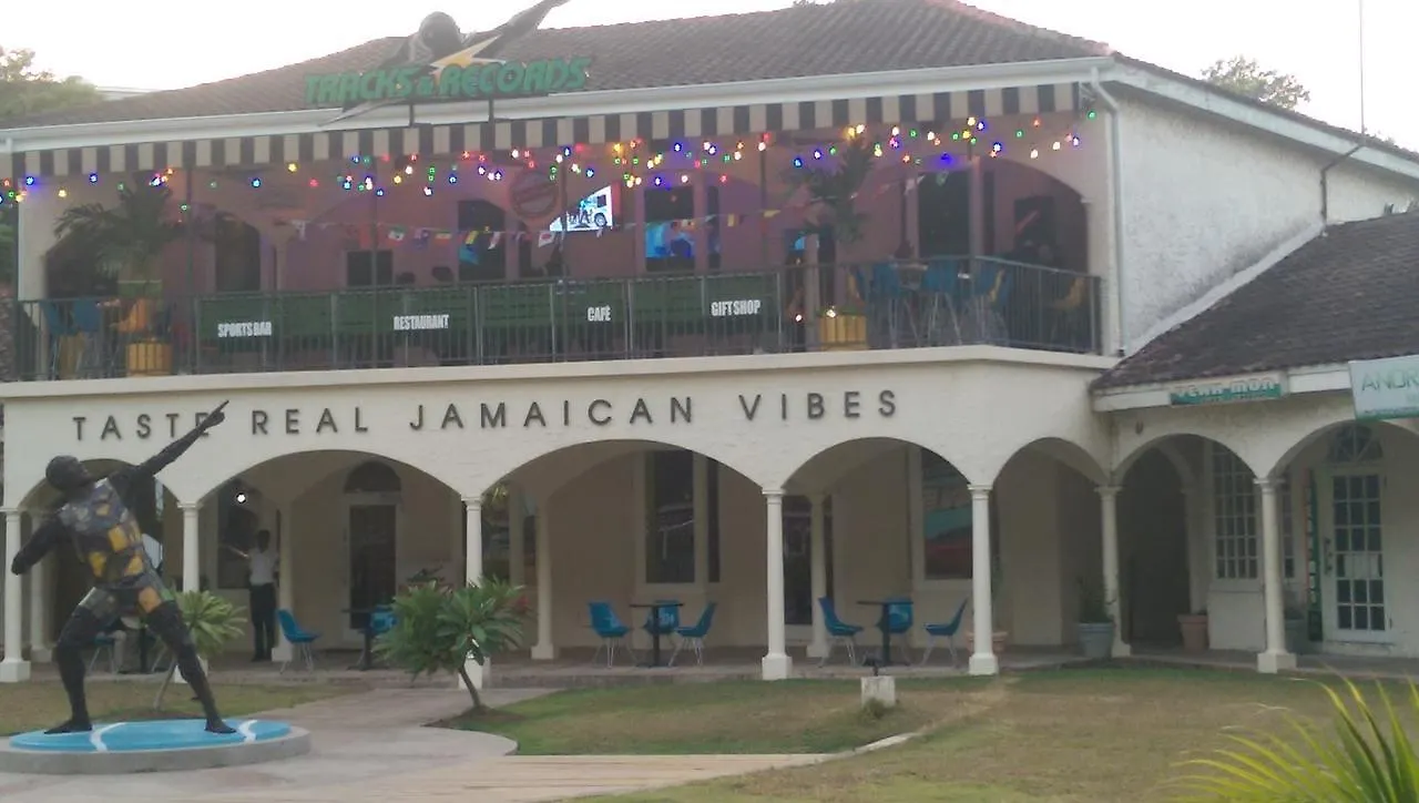Casa de Férias Saltaire Bungalow Rose Hall 10 Mins Hike To Beach Montego Bay