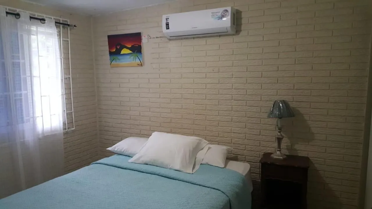 Holiday home Saltaire Bungalow Rose Hall 10 Mins Hike To Beach Montego Bay