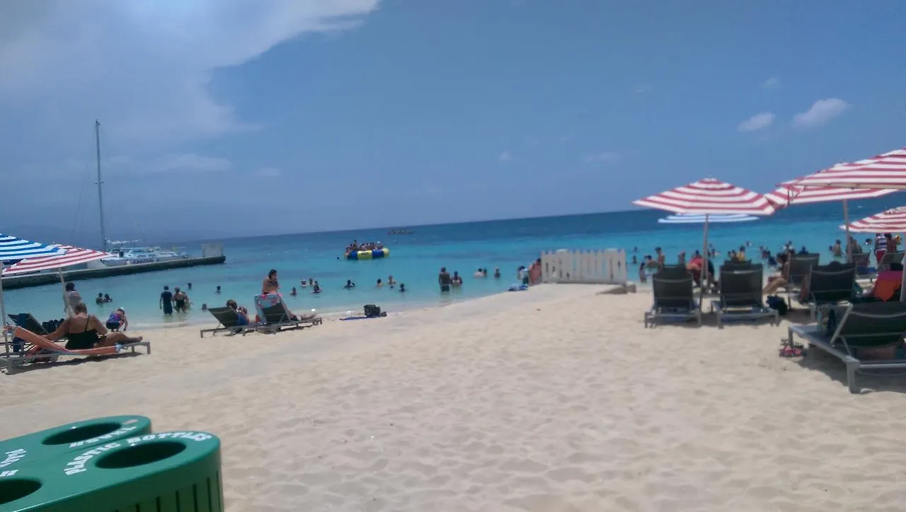 Saltaire Bungalow Rose Hall 10 Mins Hike To Beach Montego Bay